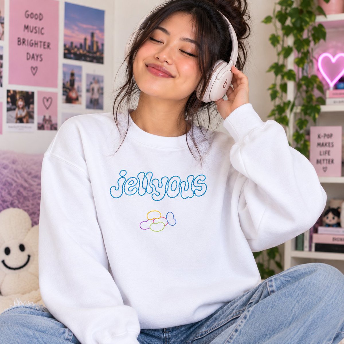 ceemestitch's tweet photo. The "JELLYOUS" t-shirt is the most popular item in my shop. And since we're getting closer to sweater weather, now you can get the design on a cozy sweatshirt 🩷💜🩵 The same colors are available, except dark purple (sorry 😔).
#illit #jellyous #kpopclothing #kpop #cute https://t.co/76Nf35ft38