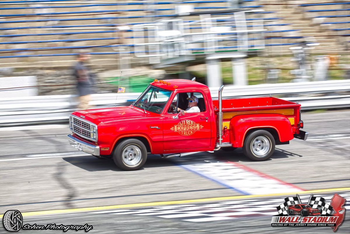 MaryettaFrvq's tweet photo. Gotta love those stacks on the Lil’ Red Express. https://t.co/5cOkHOWe8G