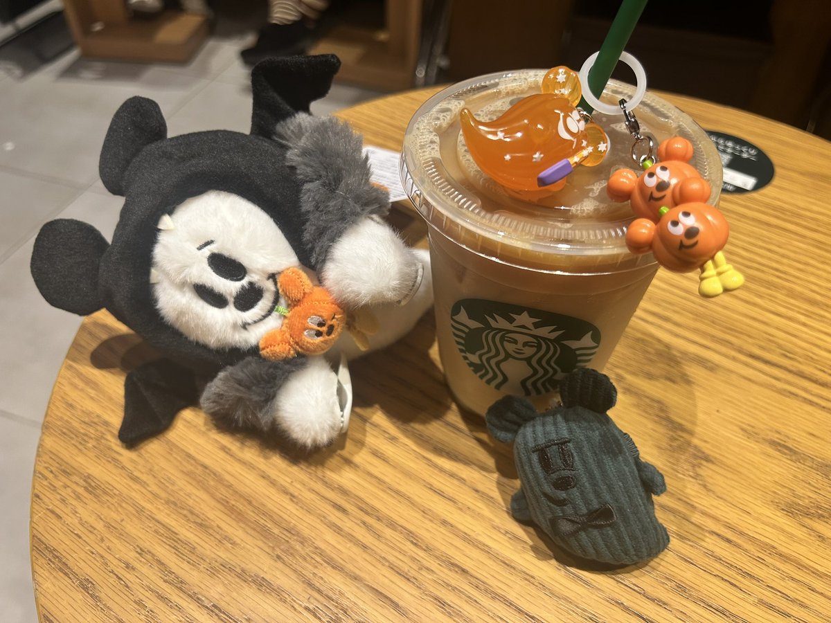 Ganache__d's tweet photo. お目当て買えました！
8匹目のおばけちゃん！

チャームはめじるしにしてみたけど、何に付けようかな？
(+ぬいコスもうひとつ、おばけT、コレカ買いました) https://t.co/kMy6V4n8DZ