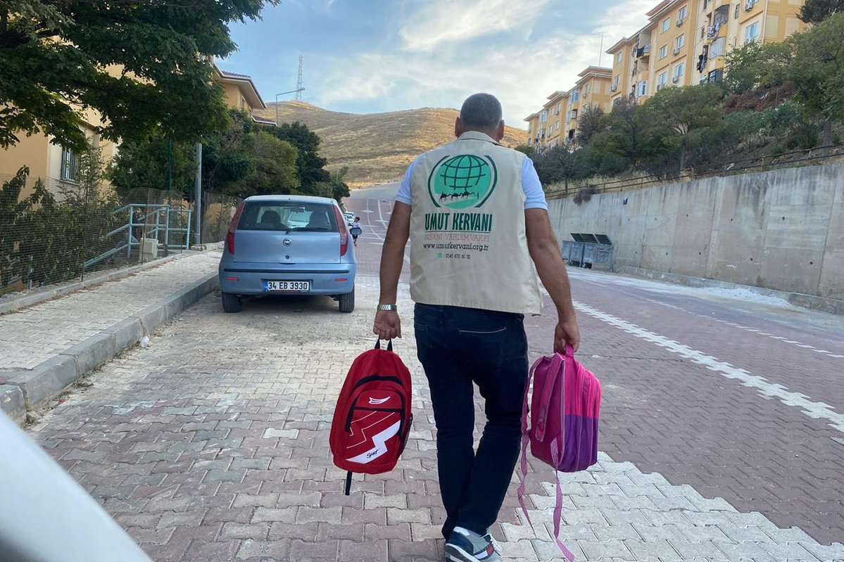 umutkervanivkf's tweet photo. 📍 İzmir

Yeni eğitim öğretim yılının ilk haftasında da öğrencilerimizin yanında olmaya devam ediyoruz.

Hayırseverlerimizin emanetlerini öğrencilerimize ulaştırarak sevinçlerine ortak olduk. Rabbimiz hayır sahiplerinden razı olsun, emanetlerini kabul eylesin. https://t.co/SL7mmGmufb