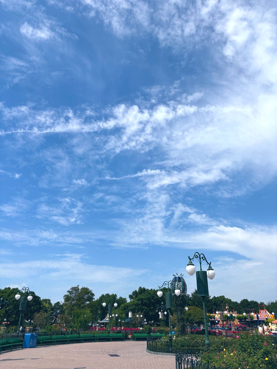 Alive2046's tweet photo. 上迪算是我玩过最香香的乐园。

我希望自己以后能玩遍世界各地的迪士尼乐园 哈哈。

想去的地方好多哟，解锁新地图。☺️爱您，baba。 https://t.co/ar6yUNeuLf