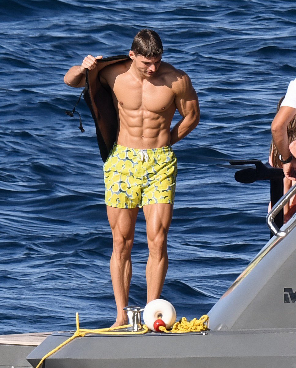 DonMike_X's tweet photo. F1 Star Max Verstappen Goes Shirtless for Yacht Day in Italy https://t.co/Dr1aGYIp3i
