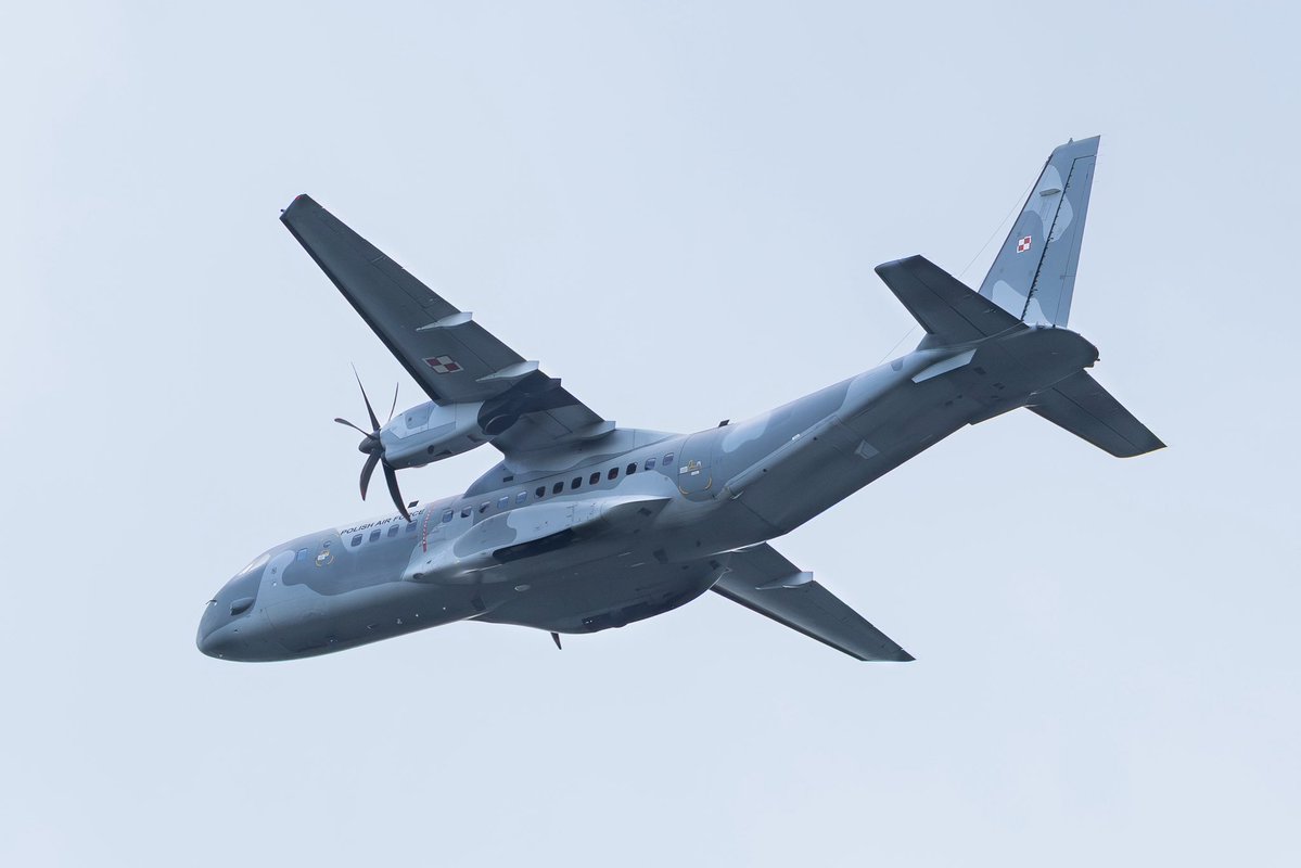 PatriciadeLey's tweet photo. #falconleap #oudturnhout @VlbEindhoven 16 september @Kon_Luchtmacht https://t.co/rsJj2YnRwI