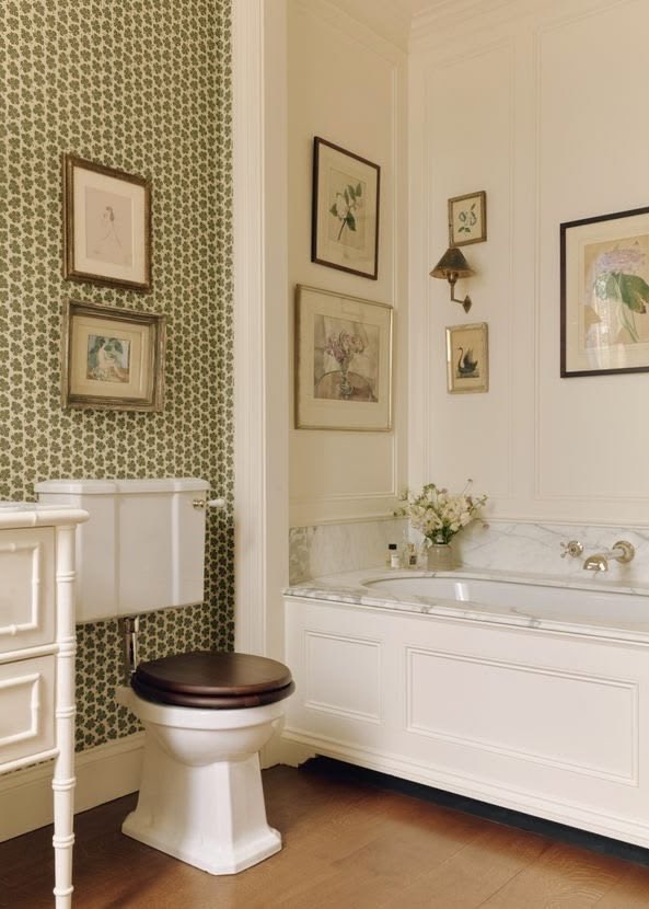 kunana___'s tweet photo. Todos culpamos a Disney por nuestras expectativas de interiorismo… pero en realidad lo que queremos son casas con alma.

Este estilo tiene nombre: grandmillennial o maximalismo romántico. Capas, objetos, color y detalles por todas partes. La idea principal es “más es más”, pero con intención y criterio.

Deja de decorar tu casa con tonos neutros y pocos elementos y verás como te acercas a este tipo de interiores.