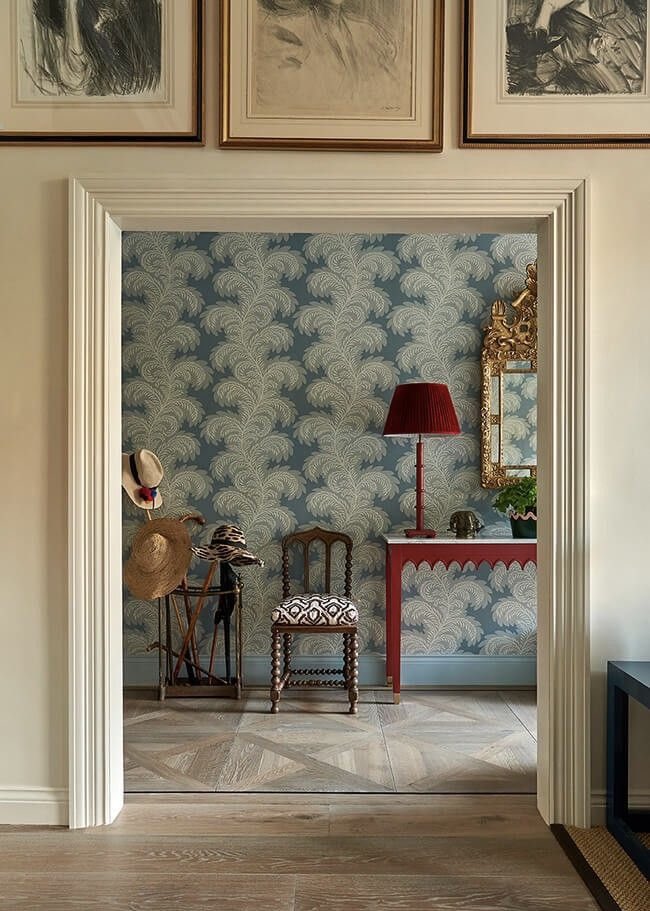 kunana___'s tweet photo. Todos culpamos a Disney por nuestras expectativas de interiorismo… pero en realidad lo que queremos son casas con alma.

Este estilo tiene nombre: grandmillennial o maximalismo romántico. Capas, objetos, color y detalles por todas partes. La idea principal es “más es más”, pero con intención y criterio.

Deja de decorar tu casa con tonos neutros y pocos elementos y verás como te acercas a este tipo de interiores.