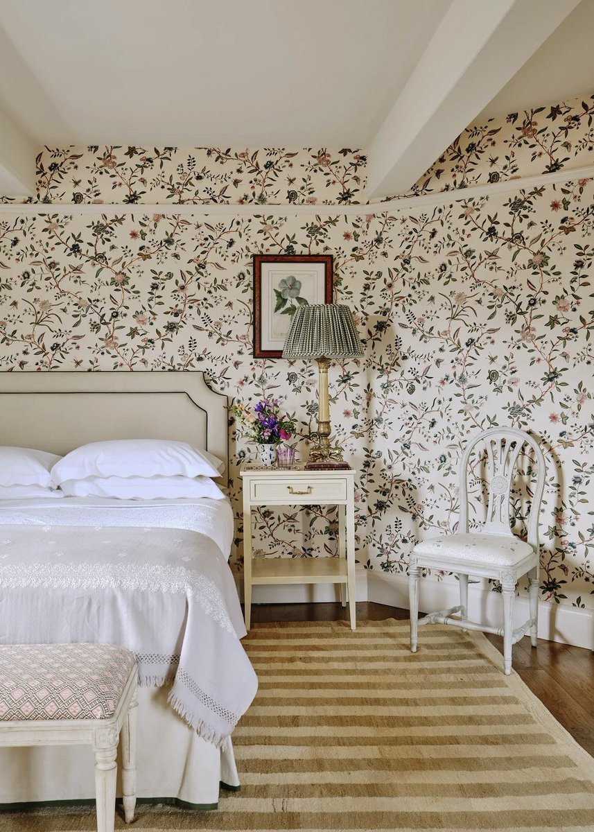 kunana___'s tweet photo. Todos culpamos a Disney por nuestras expectativas de interiorismo… pero en realidad lo que queremos son casas con alma.

Este estilo tiene nombre: grandmillennial o maximalismo romántico. Capas, objetos, color y detalles por todas partes. La idea principal es “más es más”, pero con intención y criterio.

Deja de decorar tu casa con tonos neutros y pocos elementos y verás como te acercas a este tipo de interiores.