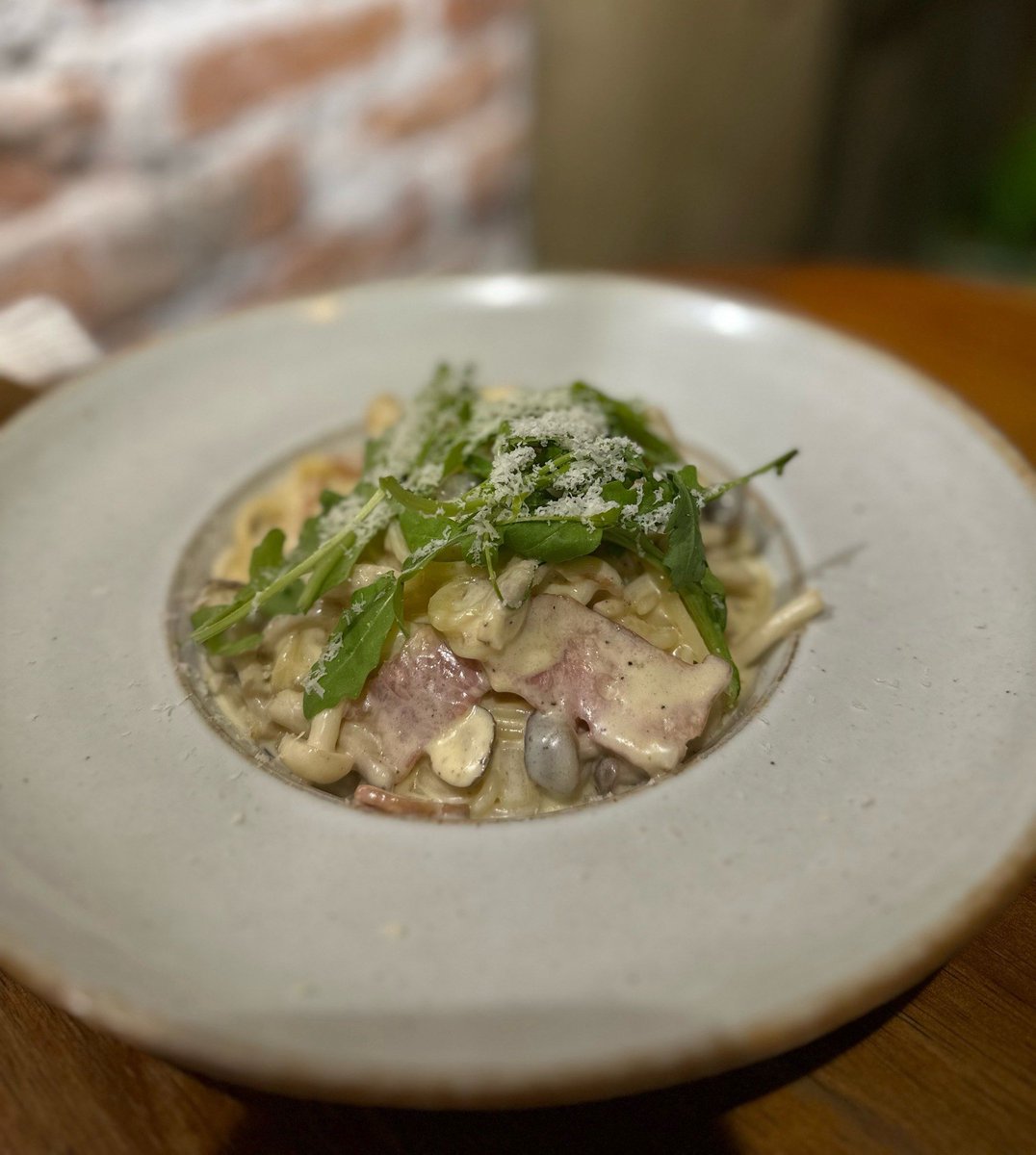 w_seung_'s tweet photo. Just tried the most loaded truffle mushroom pasta at that tiny corner bistro downtown! Creamy, aromatic, and the garlic bread on the side is chef’s kiss—definitely coming back next weekend. https://t.co/F83KBwOjIp