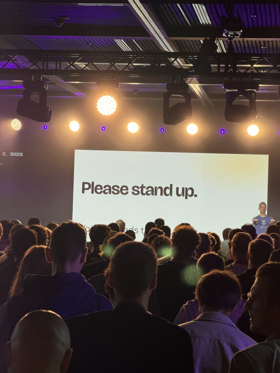 Infoxicador's tweet photo. Now on stage to kick off #agentconf 🇵🇱 @kentcdodds 

traditional air squats to get the blood flowing and wake up😂 https://t.co/Z2Y8iz6bhU