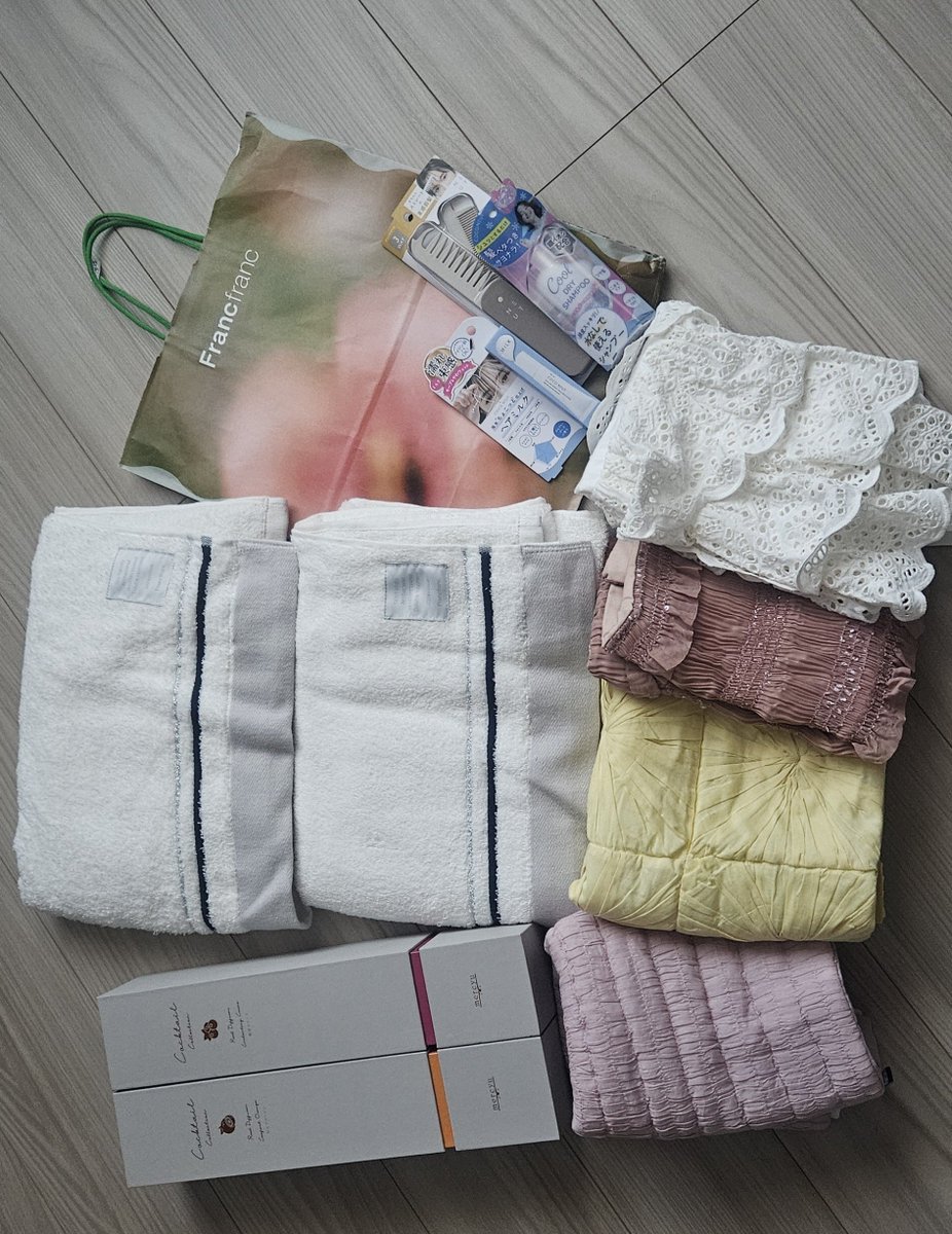 ktnptpt's tweet photo. 色々面倒を見てもらい、気にかけてもらった一見インテリ堅物元上司（笑）がやめちゃうから送別品購入！世代受けもよさそうだし思わず美味しそう過ぎて我が家も購入🍚💰️
あとフランフランが閉��セールやっててクッションカバー安すぎて4個も買っちゃった。20〜30%OFFなので池袋ユーザー駆け込んで💨 https://t.co/SLLw9V2Pqq