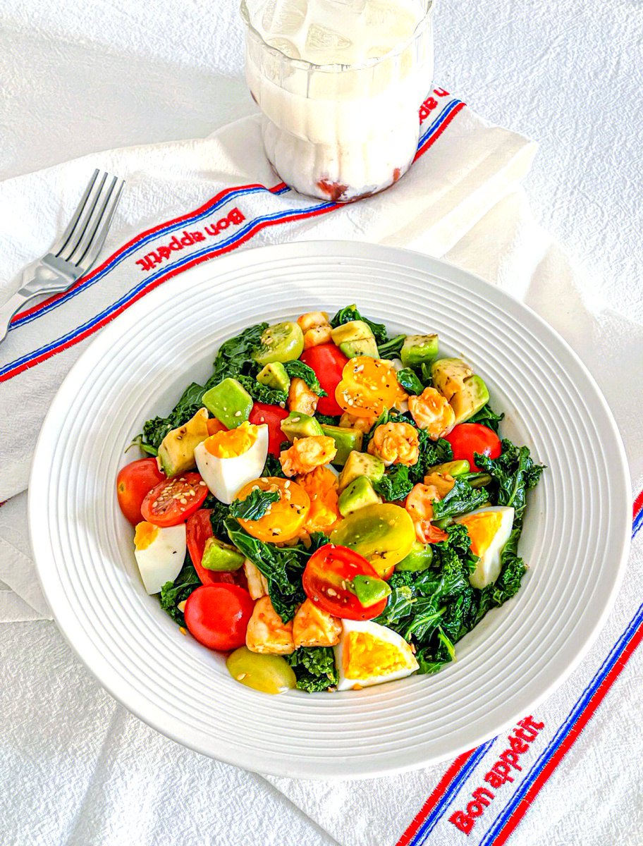 uAwEsZvIoLAWhAv's tweet photo. Just grabbed fresh wild-caught salmon, heirloom tomatoes u0026 organic kale for this weekend’s healthy meal prep! No boring groceries here ， https://t.co/I5BqfeKRCe
