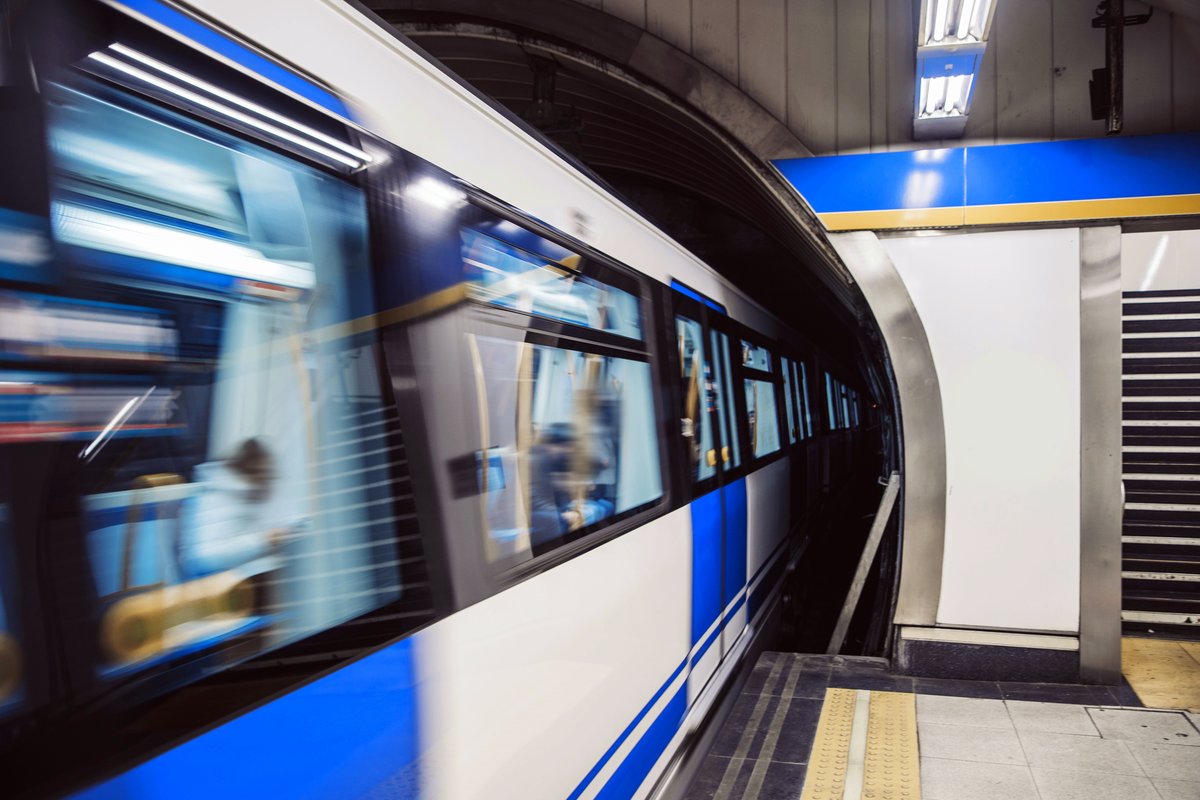 Tren de Metro en una estación