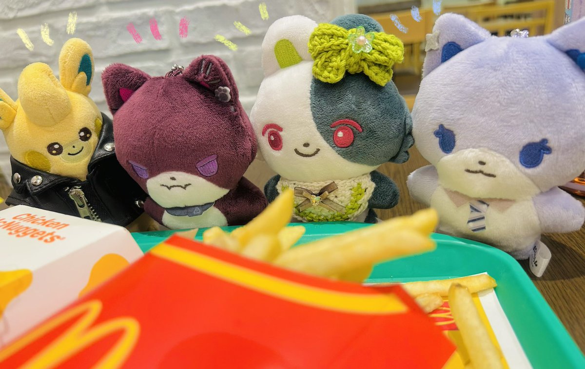 17pitomi3's tweet photo. みそたうん、今日はおともだちの仕事休憩でマックのポテトだよ🍟 https://t.co/IpNxBlcbtU