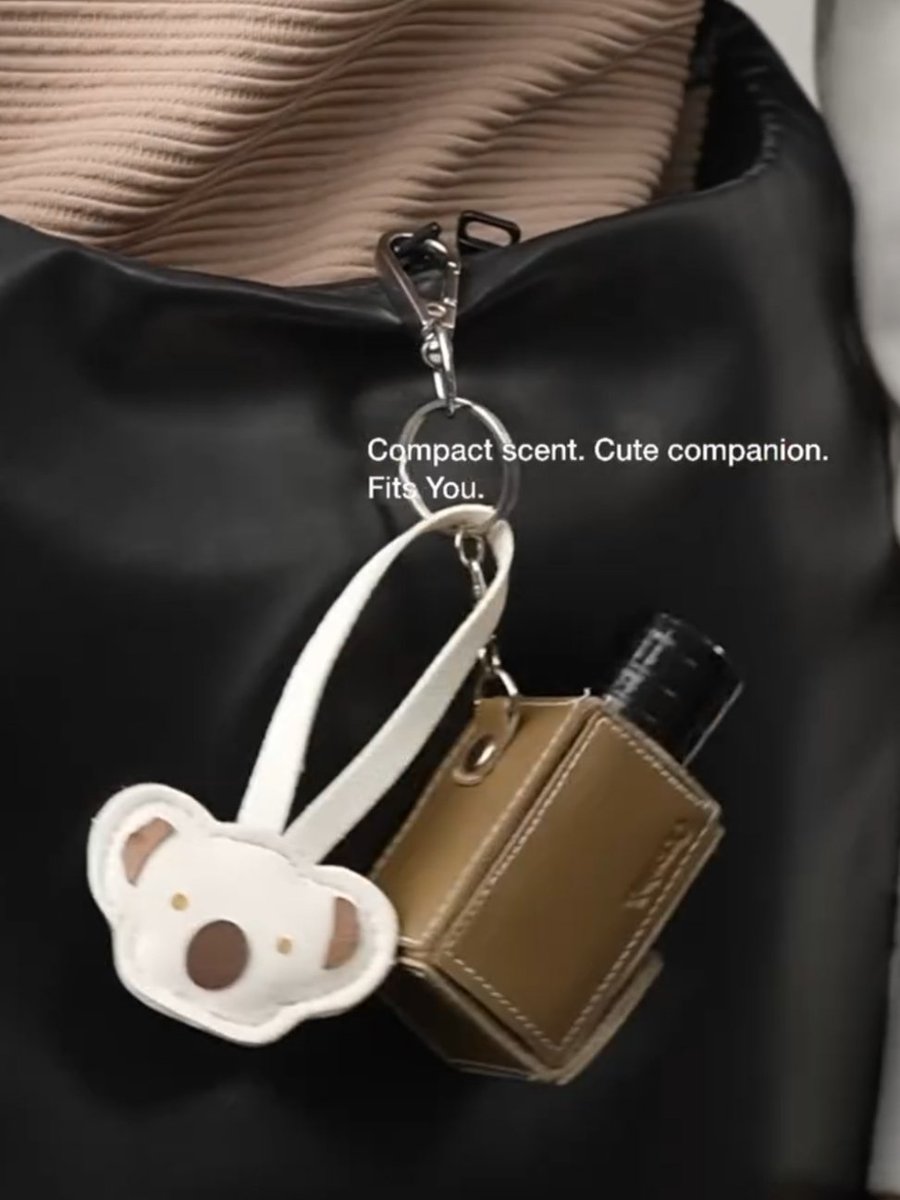 Artbyann_'s tweet photo. gemes banget 😭
parfumnya travel friendly + bisa dijadiin bag charm pula.

literally tinggal gantung di tas, jadi kalau mau reapply tinggal ambil. https://t.co/10ycALrvCj