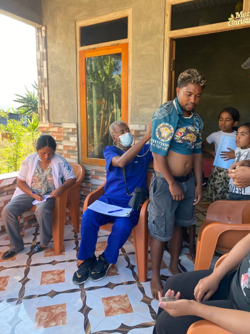 CubacooperaTler's tweet photo. El Dr. Alexis Ihanes Soto. especialista en MGI de la #BMCTL🇨🇺🇹🇱 en Ermera, realiza visita comunitaria a la población riesgo, desarrollando su labor con dedicación y profesionalidad. #CubaCoopera #CubaPorLaSalud https://t.co/F6uvbi3p8S