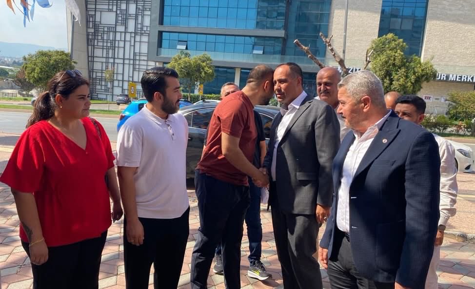 omerryasarrr's tweet photo. 📍 Mezitli İlçe Başkanlığımızda Ziyaret

28. Dönem Mersin Milletvekilimiz Sayın Ali Kıratlı, Mezitli İlçe Başkanlığımızı ziyaret ederek İlçe Başkanımız Sayın Hüseyin Kılıç ve kıymetli teşkilat mensuplarımızla bir araya geldi.

Nazik ziyaretleri ve teşkilatımıza göstermiş oldukları ilgileri için Sayın Milletvekilimiz Ali Kıratlı’ya teşekkür ediyoruz.

Birlik ve beraberlik içerisinde, Mezitli’miz için çalışmaya devam ediyoruz. 🇹🇷

#AKParti #Mezitli #Mersin #AliKıratlı #HüseyinKılıç Teşkilat