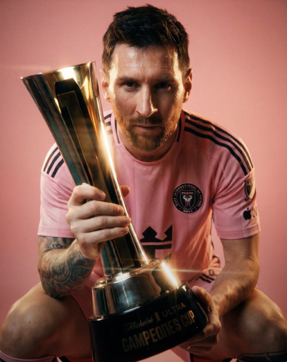BaselMu889's tweet photo. 🚨🚨🚨للتاريخ 

ميسي مع اضعف نادي في امريكا حقق 4 بطولات 😨

رونالدو مع نادي ملياري حقق بطوله واحد فقط خلال 5 مواسم فقط😅

ميسي مسيرته مع اندية افضل مليون مرة من رونالدو 🤣 https://t.co/VNVtMRiF24