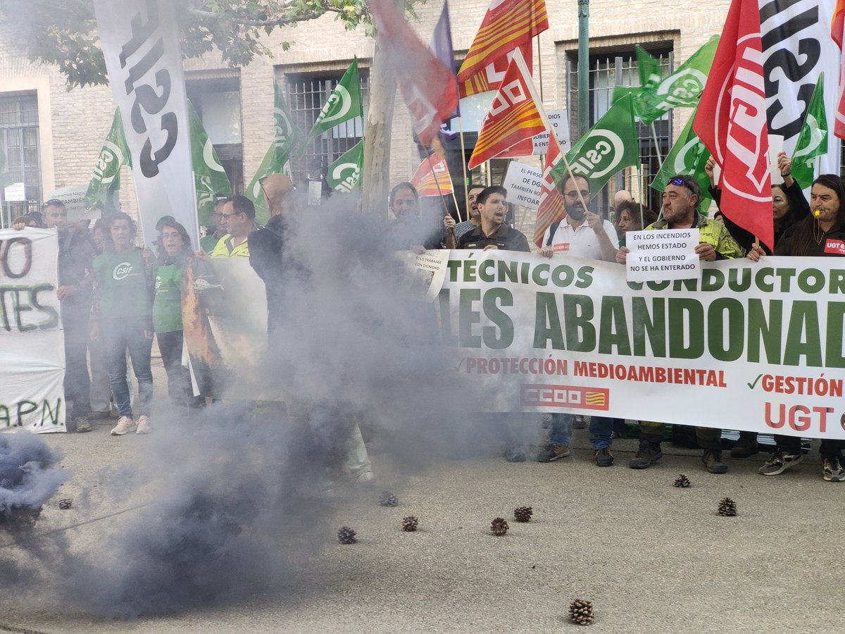 CCOOAragon's tweet photo. Desde las puertas del Edificio Pignatelli ✊🔥
📢 El personal laboral y funcionario del #INFOAR (Ingenieros/as, Conductores/as y APNs) dice ¡BASTA!
Hoy nos concentramos a las puertas del Edificio Pignatelli en Zaragoza. Tras 25 años sin avances en las condiciones laborales del personal funcionario y laboral del dispositivo de incendios forestales (Ingenieros/as, Conductores/as y APNs), la indignación de la plantilla es total.
El Gobierno de Aragón prometió presentar propuestas de mejora para esta mesa de negociación y las ha incumplido por completo. Anuncian inversiones millonarias mientras invisibilizan a su propia plantilla, encargada de la protección de nuestros montes tras una campaña extenuante.
Desde CCOO Aragón lo tenemos claro:
✅ Negociación real y mejoras laborales inmediatas.
✅ Reconocimiento al esfuerzo del personal público de gestión y prevención de incendios.
✅ Si no hay acuerdos concretos, intensificaremos las movilizaciones sin descartar la huelga.
¡Por unos servicios públicos dignos y la defensa del territorio! 🌲✊
#INFOARenLucha #DGA #IncendiosForestales #ServiciosPúblicos #APN #Zaragoza #EmpleoPúblico #Aragón