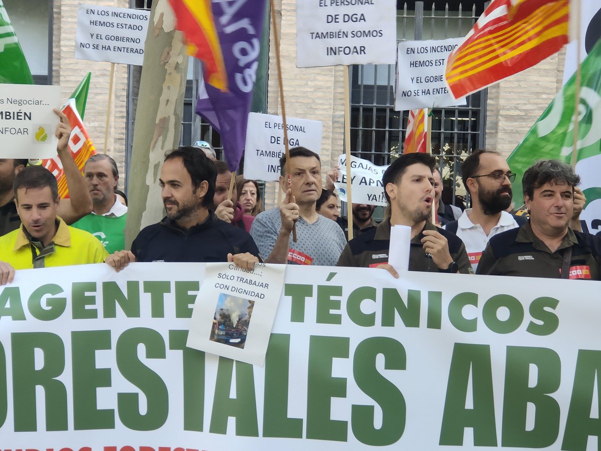 CCOOAragon's tweet photo. Desde las puertas del Edificio Pignatelli ✊🔥
📢 El personal laboral y funcionario del #INFOAR (Ingenieros/as, Conductores/as y APNs) dice ¡BASTA!
Hoy nos concentramos a las puertas del Edificio Pignatelli en Zaragoza. Tras 25 años sin avances en las condiciones laborales del personal funcionario y laboral del dispositivo de incendios forestales (Ingenieros/as, Conductores/as y APNs), la indignación de la plantilla es total.
El Gobierno de Aragón prometió presentar propuestas de mejora para esta mesa de negociación y las ha incumplido por completo. Anuncian inversiones millonarias mientras invisibilizan a su propia plantilla, encargada de la protección de nuestros montes tras una campaña extenuante.
Desde CCOO Aragón lo tenemos claro:
✅ Negociación real y mejoras laborales inmediatas.
✅ Reconocimiento al esfuerzo del personal público de gestión y prevención de incendios.
✅ Si no hay acuerdos concretos, intensificaremos las movilizaciones sin descartar la huelga.
¡Por unos servicios públicos dignos y la defensa del territorio! 🌲✊
#INFOARenLucha #DGA #IncendiosForestales #ServiciosPúblicos #APN #Zaragoza #EmpleoPúblico #Aragón