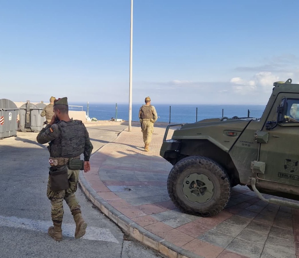 Defensagob's tweet photo. Nuestros militares siempre profesionales, cercanos e implicados con #Ceuta. 

Todo nuestro apoyo a los heridos en estas semanas, algunos incluso ingresados en el hospital Gómez Ulla, tras ser víctimas de agresiones mientras realizan su trabajo. https://t.co/sPlMu4o7hS