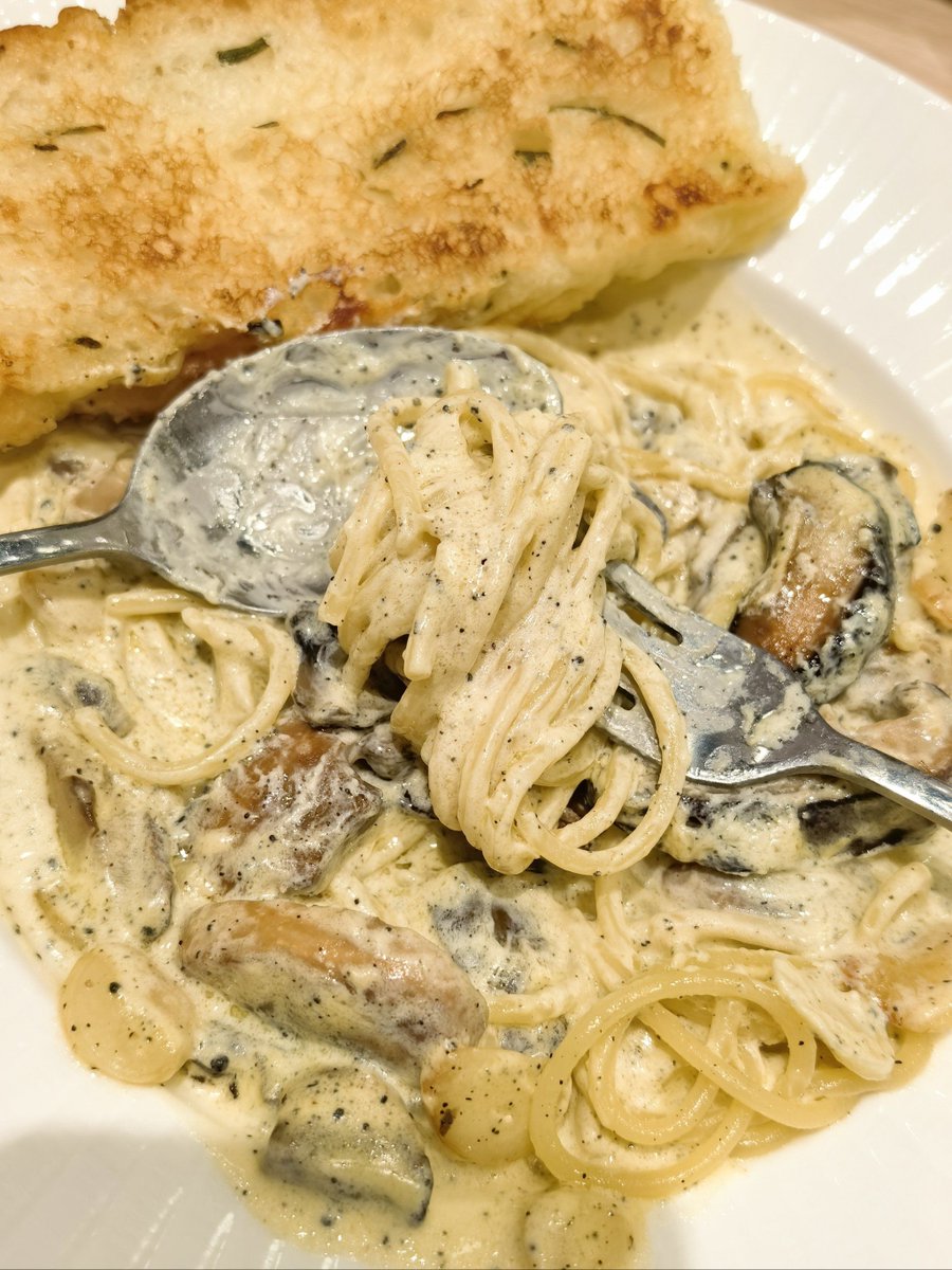 alinv877313's tweet photo. Just whipped up creamy garlic mushroom pasta in 15 mins! Garlic aroma filling the kitchen = perfect weeknight win. https://t.co/k0DxbhEpP2
