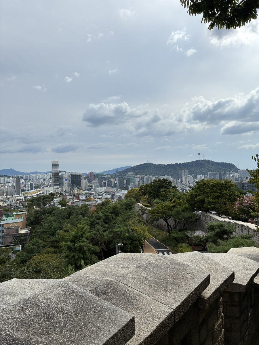 DannyWestside6's tweet photo. Seoul City Wall trail

It’s a great hike in central Seoul, uphill but fairly easy, not crowded and really nice views!

The full trial is 18km but the section I did was less than 1 hour https://t.co/ngDvR51AwU