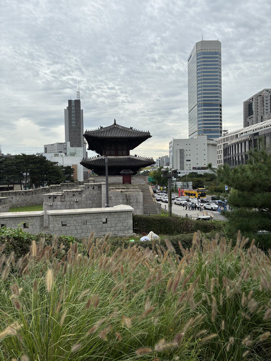 DannyWestside6's tweet photo. Seoul City Wall trail

It’s a great hike in central Seoul, uphill but fairly easy, not crowded and really nice views!

The full trial is 18km but the section I did was less than 1 hour https://t.co/ngDvR51AwU