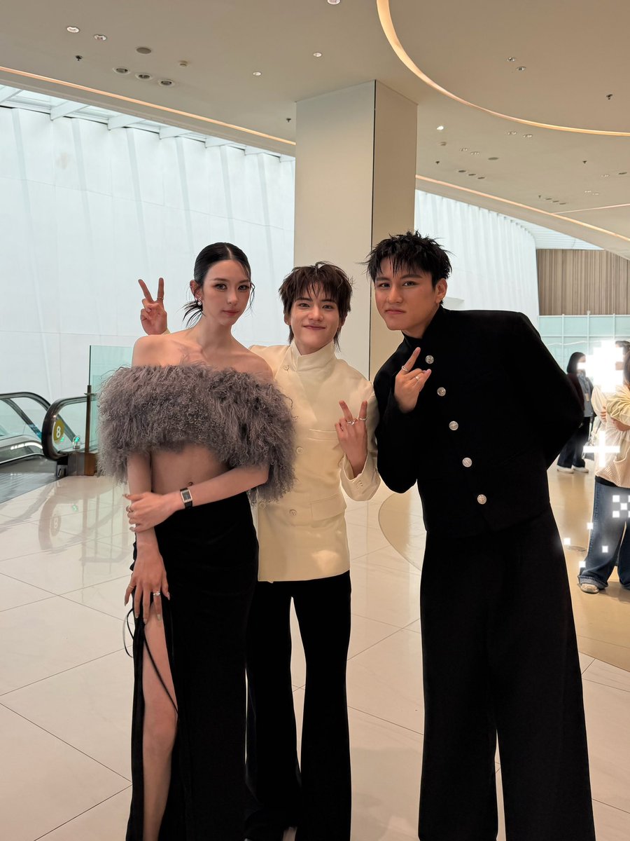 CIRCRL's tweet photo. น้องใหม่ไฟแรง

#CIRCRL
#MchoiceMusic https://t.co/thmRyPqVES