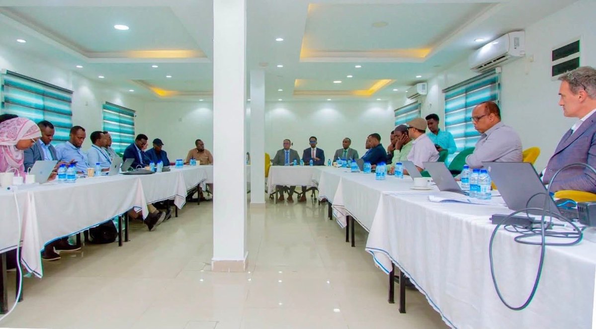 RadioMuqdisho's tweet photo. Somalia’s Ministry of Energy and Water Resources @MoEWRSo convened stakeholders to review the FAO-supported Shabelle Basin Water Resources Investment Plan under #JOSP Maareynta.
The consultation focused on climate-resilient, inclusive and investment-ready priorities to strengthen water security across the Shabelle Basin. #Somalia #WaterSecurity