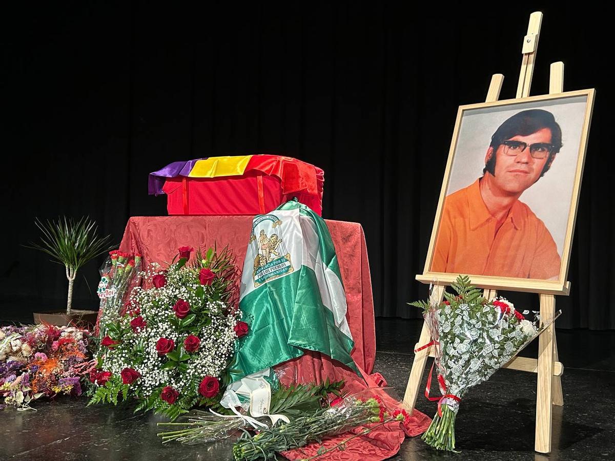 MaiteMNa's tweet photo. 17 de septiembre 1973
Muere tras ser torturado, obligado a beber ácido sulfúrico y 19 días de agonía, el granadino Cipriano Martos, jornalero, minero, trabajador textil y encofrador, del PCE y sindicalista
Su delito: repartir propaganda, ser antifranquista
Está en una fosa común https://t.co/jrzufPzTnf