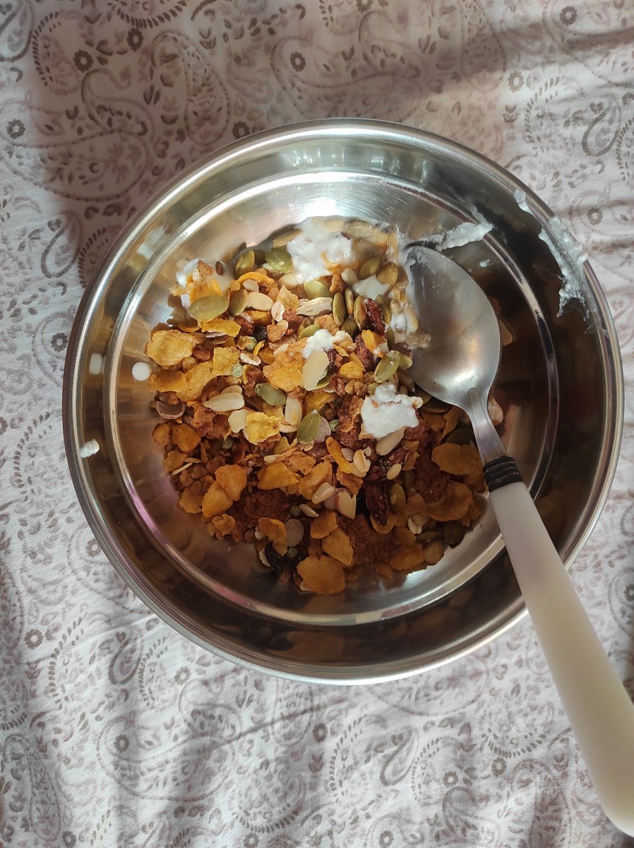 jinie_here's tweet photo. Idk WTF I am eating at this point, can we even eat this combination? 
#food 🥣🍲 https://t.co/2iI5WeK243