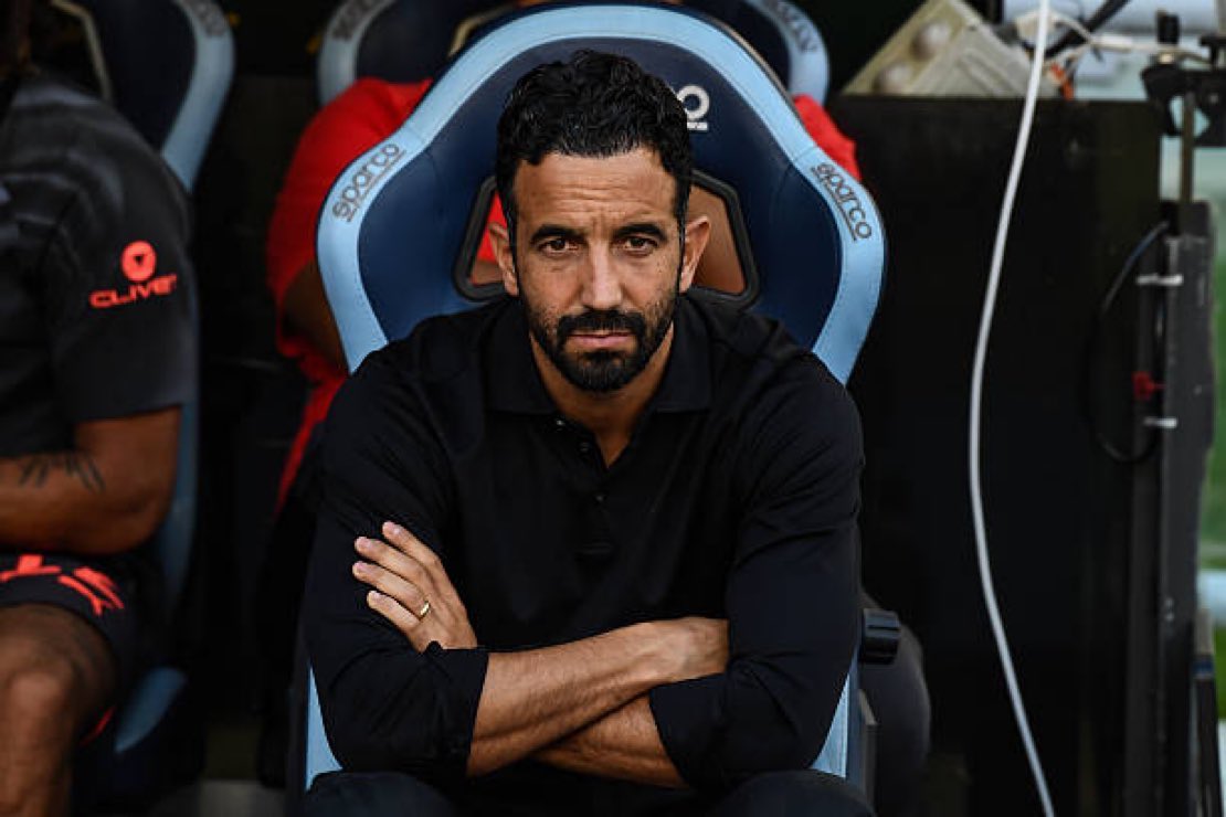 gza1il's tweet photo. أنطونيو كونتي قال إن على المدرب أن يكون خياطًا بارع (لا يفرض عليهم قالب جاهز). ومشكلة أموريم أنه لا يملك إلا النموذج نفسه الذي طبقه مع لشبونة، ولا يمتلك ادنى قدره عل التعديل بما يتوافق مع طبيعة الدوري والاعبين ! https://t.co/ix7kGJvvEP