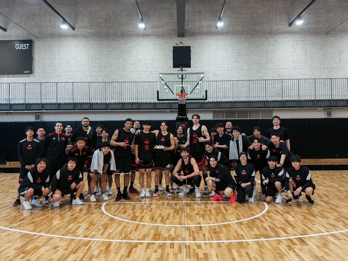 ALVARK_TOKYO's tweet photo. 練習後にお祝い🎂 @kaitoews7 
#アルバルク東京 #WEともに挑む https://t.co/q0BGbhu2Mu