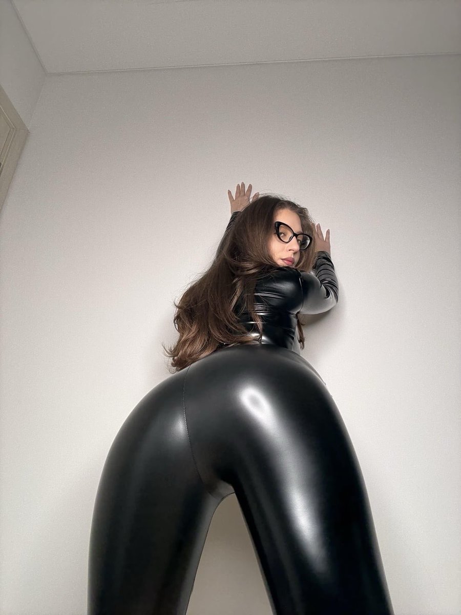 SenD2MaisiE's tweet photo. I decides where you look🖤 https://t.co/H15uWLUt08