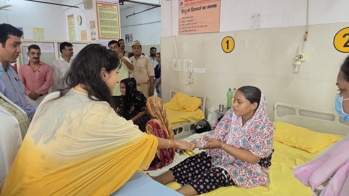 AditiSinghRBL's tweet photo. "सेवा परमो धर्मः"

देश के यशस्वी प्रधानमंत्री श्री @narendramodi जी के जन्मदिवस के उपलक्ष्य में जिला महिला चिकित्सालय, रायबरेली में भर्ती माताओं एवं बहनों से भेंट कर उनका कुशलक्षेम जाना और फल वितरित किए। नए जीवन को जन्म देने वाली माताओं के चेहरों पर मुस्कान और उनका स्नेह ही हमारी असली पूंजी है।

मोदी जी के सेवा, समर्पण और जन-कल्याण के संकल्प को धरातल पर उतारना ही उनके प्रति हमारा सच्चा सम्मान है।

आदरणीय प्रधानमंत्री जी की दीर्घायु एवं उत्तम स्वास्थ्य की मंगलकामना करती हूँ।

#HappyBdayModiji 
#SevaPakhwada
#BJP #BJP4UP
#RaeBareli