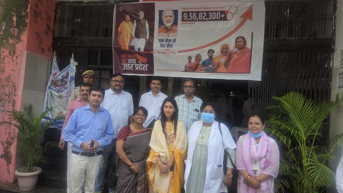 AditiSinghRBL's tweet photo. "सेवा परमो धर्मः"

देश के यशस्वी प्रधानमंत्री श्री @narendramodi जी के जन्मदिवस के उपलक्ष्य में जिला महिला चिकित्सालय, रायबरेली में भर्ती माताओं एवं बहनों से भेंट कर उनका कुशलक्षेम जाना और फल वितरित किए। नए जीवन को जन्म देने वाली माताओं के चेहरों पर मुस्कान और उनका स्नेह ही हमारी असली पूंजी है।

मोदी जी के सेवा, समर्पण और जन-कल्याण के संकल्प को धरातल पर उतारना ही उनके प्रति हमारा सच्चा सम्मान है।

आदरणीय प्रधानमंत्री जी की दीर्घायु एवं उत्तम स्वास्थ्य की मंगलकामना करती हूँ।

#HappyBdayModiji 
#SevaPakhwada
#BJP #BJP4UP
#RaeBareli