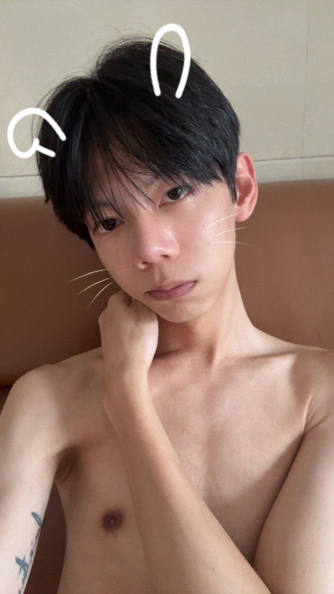 qq5721's tweet photo. 今天真的热死了，刚睡醒时真的非常口渴，我得喝点冰冰凉凉的 https://t.co/CVrnVgOMAl