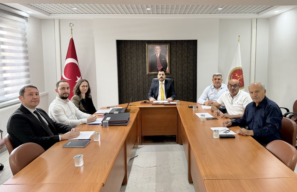 ozelidare50's tweet photo. Genel Sekreterimiz Sayın Tolga Balak başkanlığında gerçekleştirilen Haftalık Encümen Toplantısında gündem maddeleri görüşülerek karara bağlandı.

İlimize yönelik yürütülen çalışmalar ve planlanan hizmetlere ilişkin değerlendirmelerde bulunuldu.

📍İl Genel Meclisi Encümen Salonu https://t.co/Nd3mFBKzwe