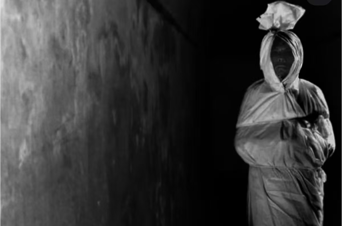 Pritikm14's tweet photo. 在印尼和馬來西亞的民間傳說中，破衝(Pocong)是廣為人知的超自然形象之一，據說它是死者未按禮儀妥善安葬後留下的不安靈魂 https://t.co/EWyhDL1LpH