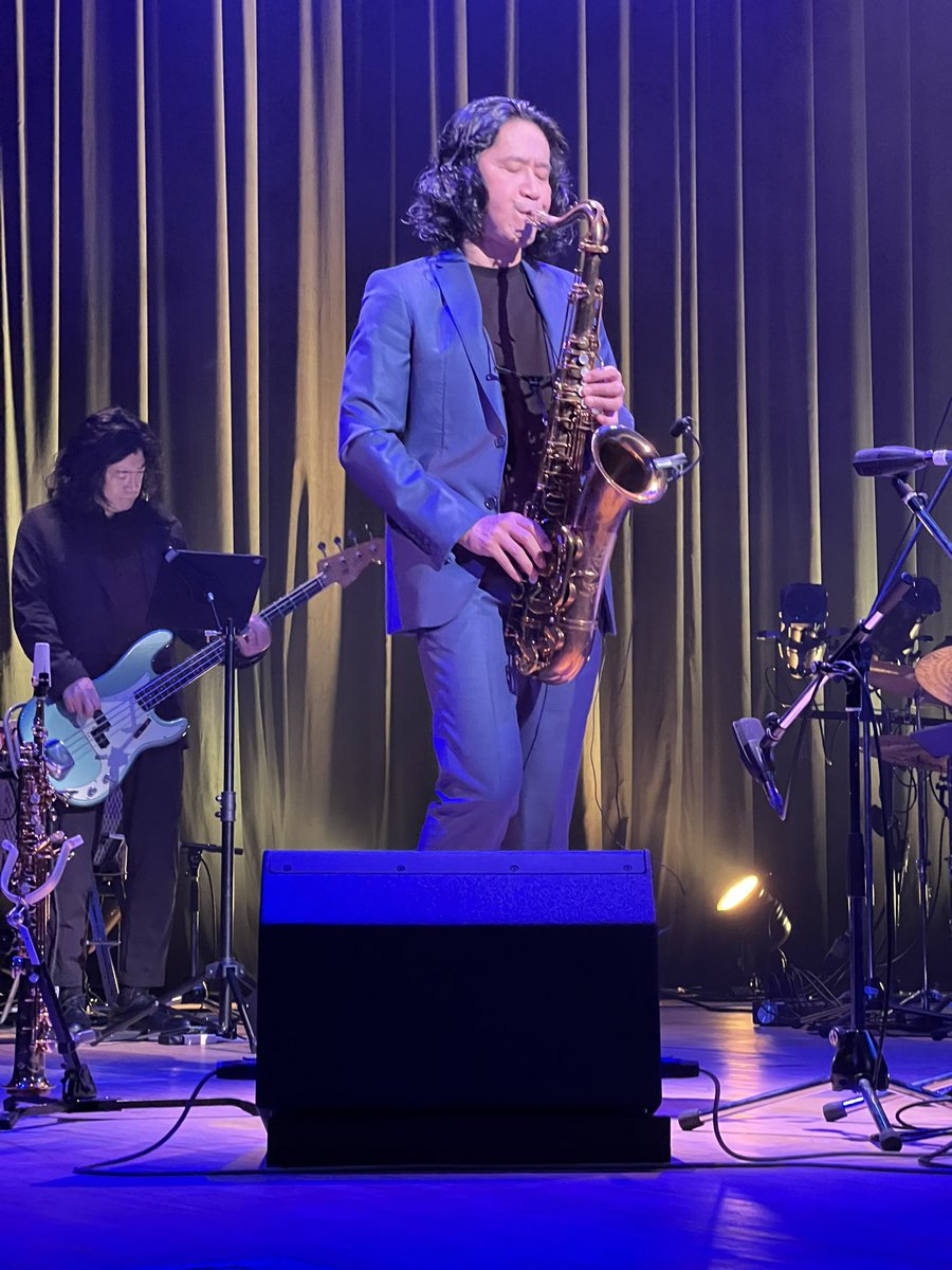 wh_rn9331's tweet photo. 先日母が好きなサックス奏者の尾崎一宏さんのコンサートへ行ってきました！
最前で観られてとても贅沢な時間を過ごすことができました
また行きたいです
#尾崎一宏 https://t.co/v3vMeOgOZs