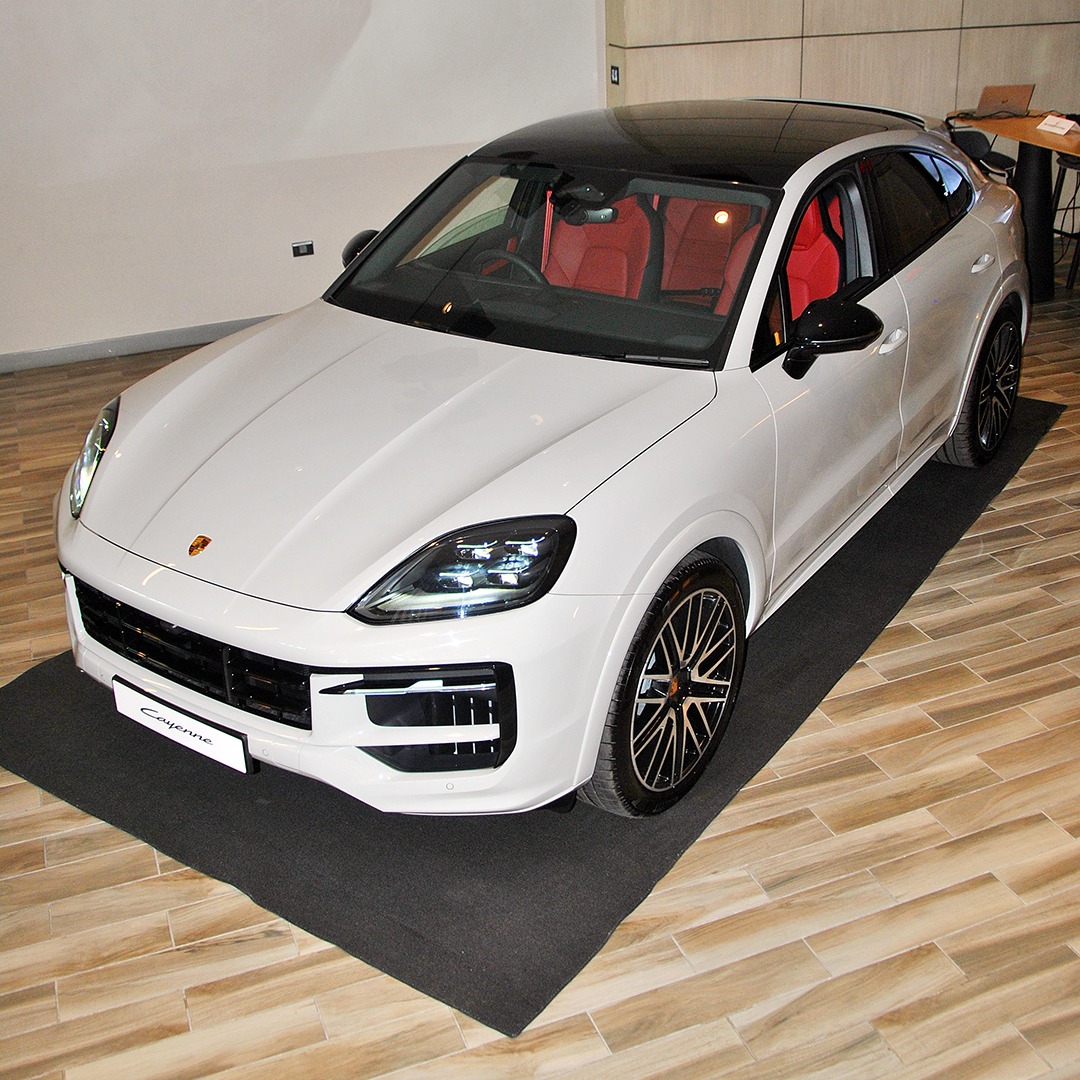 EmanuelPigf6's tweet photo. Porsche Cayenne Back in Black CONT’D

The Cayenne Black Edition bundles luxury options as standard, giving customers premium features at one price instead of adding costly options individually. https://t.co/TvrrmGX5on