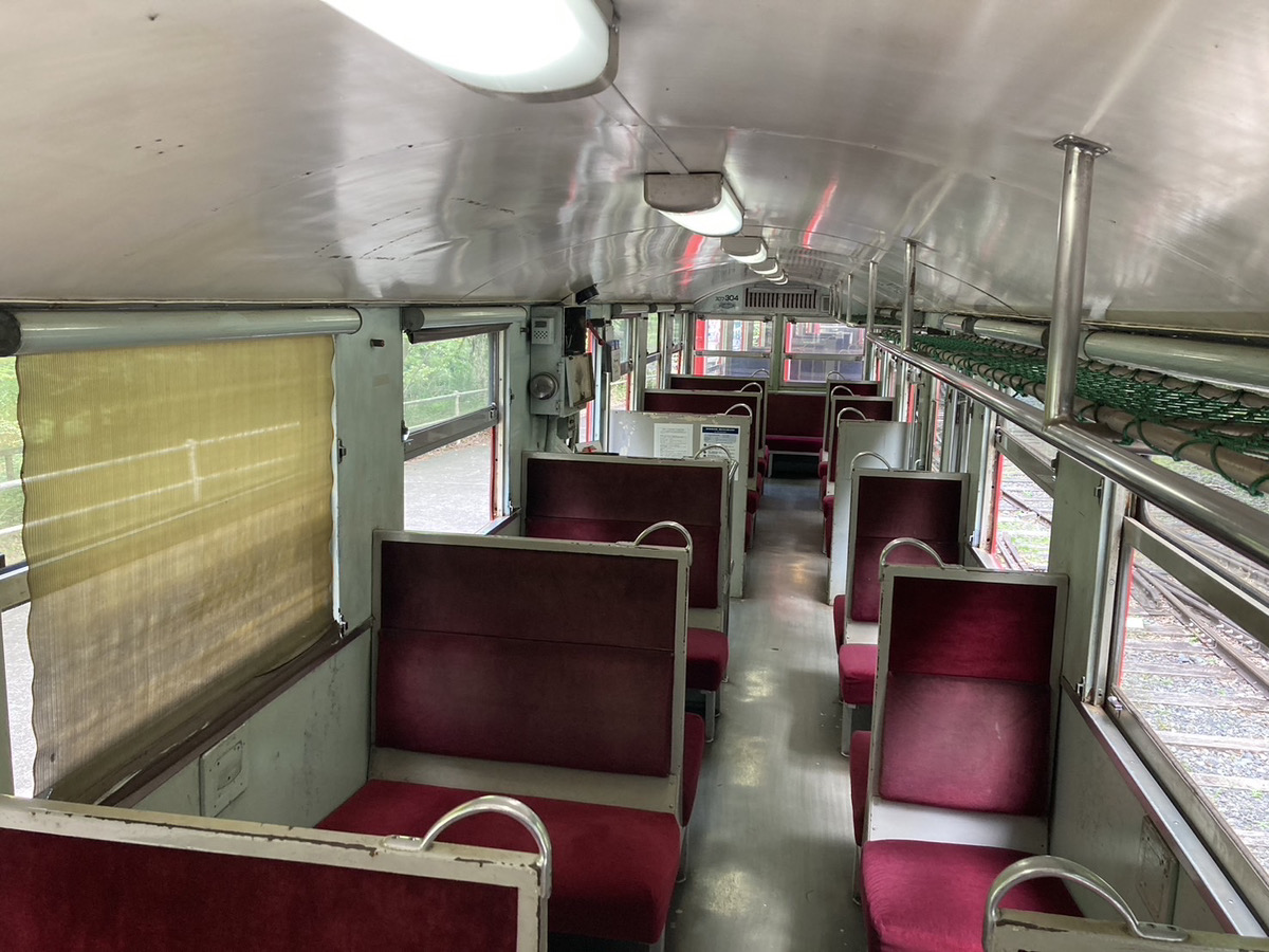 daitetsuSL's tweet photo. 【あぷとラインからこんにちは 】
井川線車掌の稼木です。
今年の夏も暑かったですね…9月に入り涼しくなってきて外でも過ごしやすくなってきましたね(  ´꒳​`  )

本日は井川線で働いている客車の1両、スロフ304のご紹介です！ 
井川線の客車のほとんどが1枚窓ですが、スロフ301、スロフ302、スロフ303、スロフ304の窓は2枚窓となっています！ 本線で働いている客車の窓に似ていていいなと思いますねぇ(​ *´꒳`*​)
そしてその中でもスロフ304には網棚と遮光幕を設置しています！
スロフ301〜303に設置していた網棚と遮光幕は撤去され、現存しているのはこのスロフ304だけ！レアな客車になっています！⸜(* ॑꒳ ॑* )⸝
他にはスロ二202にも網棚と遮光幕を設置しています！

お手荷物を座席におかずに足を伸ばしてのんびりしたいという方は是非こちらの網棚をご活用ください！(⊃´▿` )⊃
また、ご乗車の際は頭などぶつけないようにお気をつけください。m(_ _)m