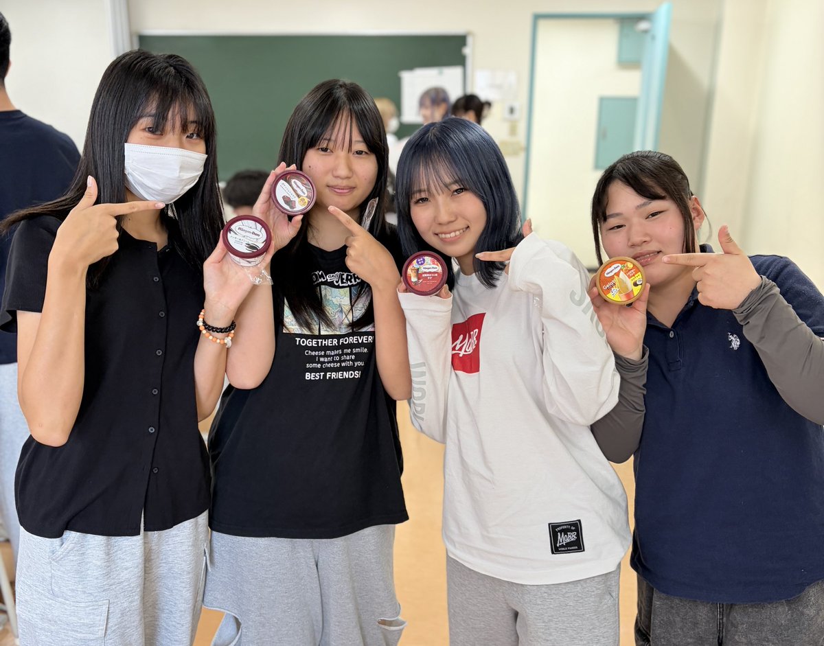 sdtc1976's tweet photo. 6月に実施したスポーツ大会で
2位のチームにはハーゲンダッツを、
3位のチームにはミスタードーナツを
プレゼントしました🍩🍨✨

好きなフレーバーのアイスやドーナツを
選んで美味しそうに食べていましたよ😋

#歯科技工士 #専門学校 #体育祭
#キャンパスライフ #ハーゲンダッツ #ミスド https://t.co/dSJShUkvPA