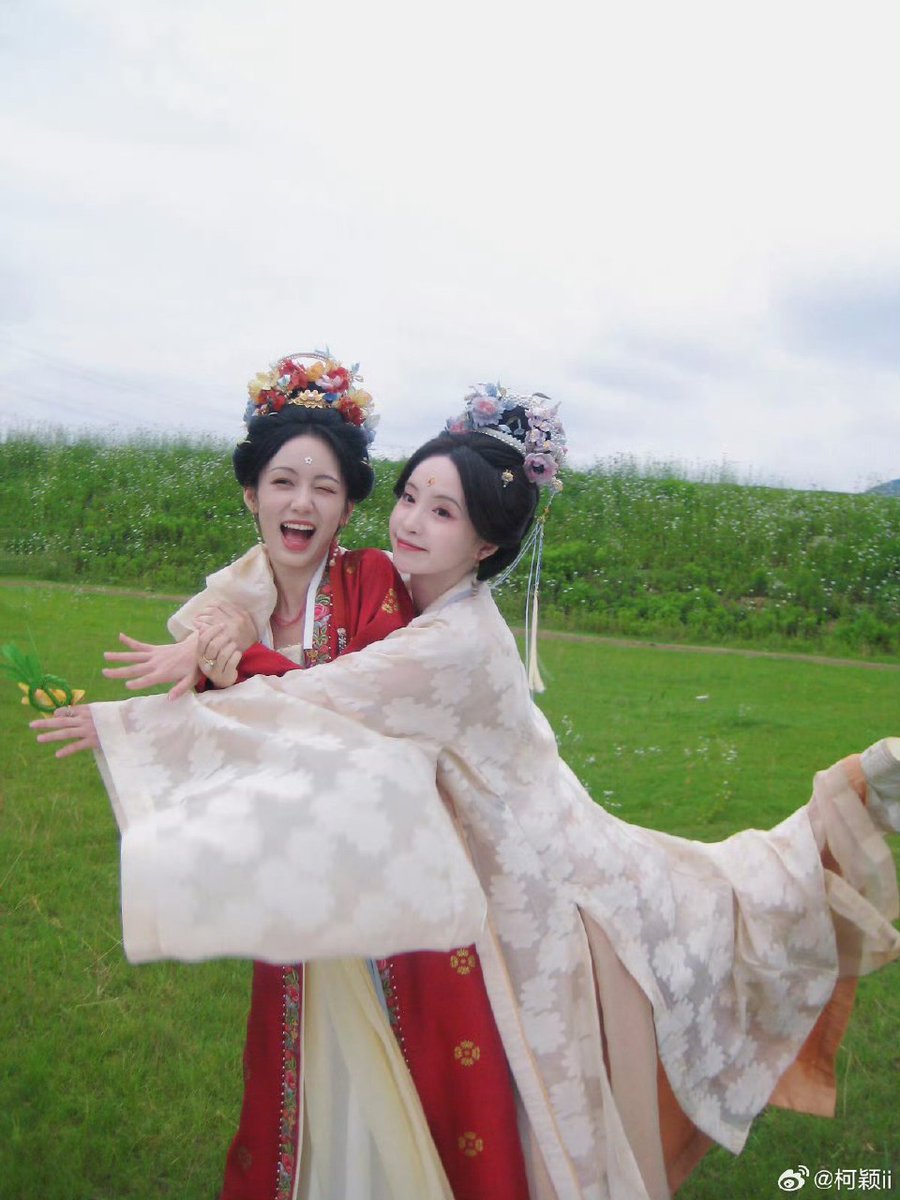 czhouye's tweet photo. The Xie’s family sisters off-screen are so cute! ♡ https://t.co/9O0NlNkkB8