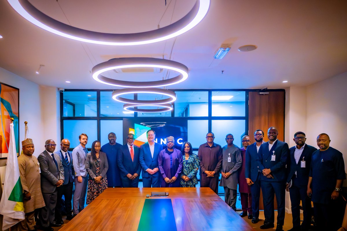 nnpclimited's tweet photo. [PHOTO NEWS]

NNPC, Chevron Discuss Joint Venture Growth

The Group Chief Executive Officer of NNPC Limited, Engr. Bashir Bayo Ojulari, recently received executives of Chevron Nigeria Limited (CNL), led by the Chairman and Managing Director, Chevron Nigeria/Mid-Africa Business Unit, Mr. Jim Swartz, in Abuja.

Discussions centred on raising production output from the NNPC/CNL Joint Venture, especially drilling and development work required to lift volumes, and the near-term steps both partners will take towards achieving these targets.

#BiggerBarrels 
#EnergyForToday 
#EnergyForTomorrow