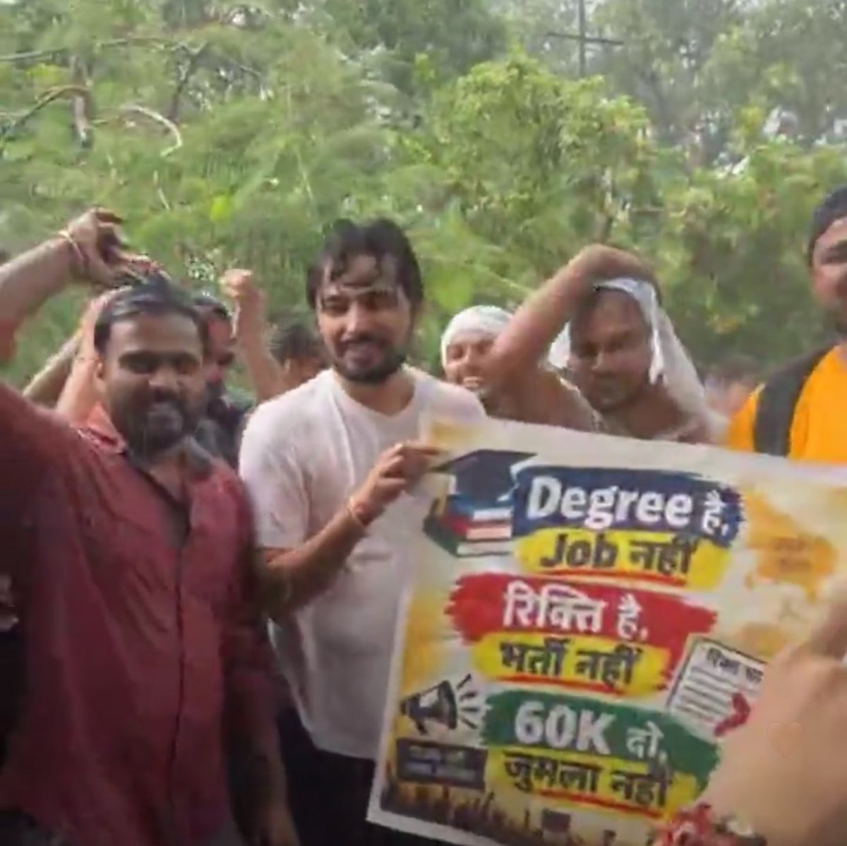 RohitVaidwan25's tweet photo. Degree तो है युवाओ के पास …..
योग्यता है इन युवाओ के पास राज्य को विकास की ओर आगे बढ़ाने की लेकिन दुख इस बात का है की रिक्त पद होने के बावजूद भी इन योग्य युवाओ के लिए भर्ती के लिए उतने पद ही नहीं l 
#60k_शिक्षक_भर्ती https://t.co/KkHkU6vbW9