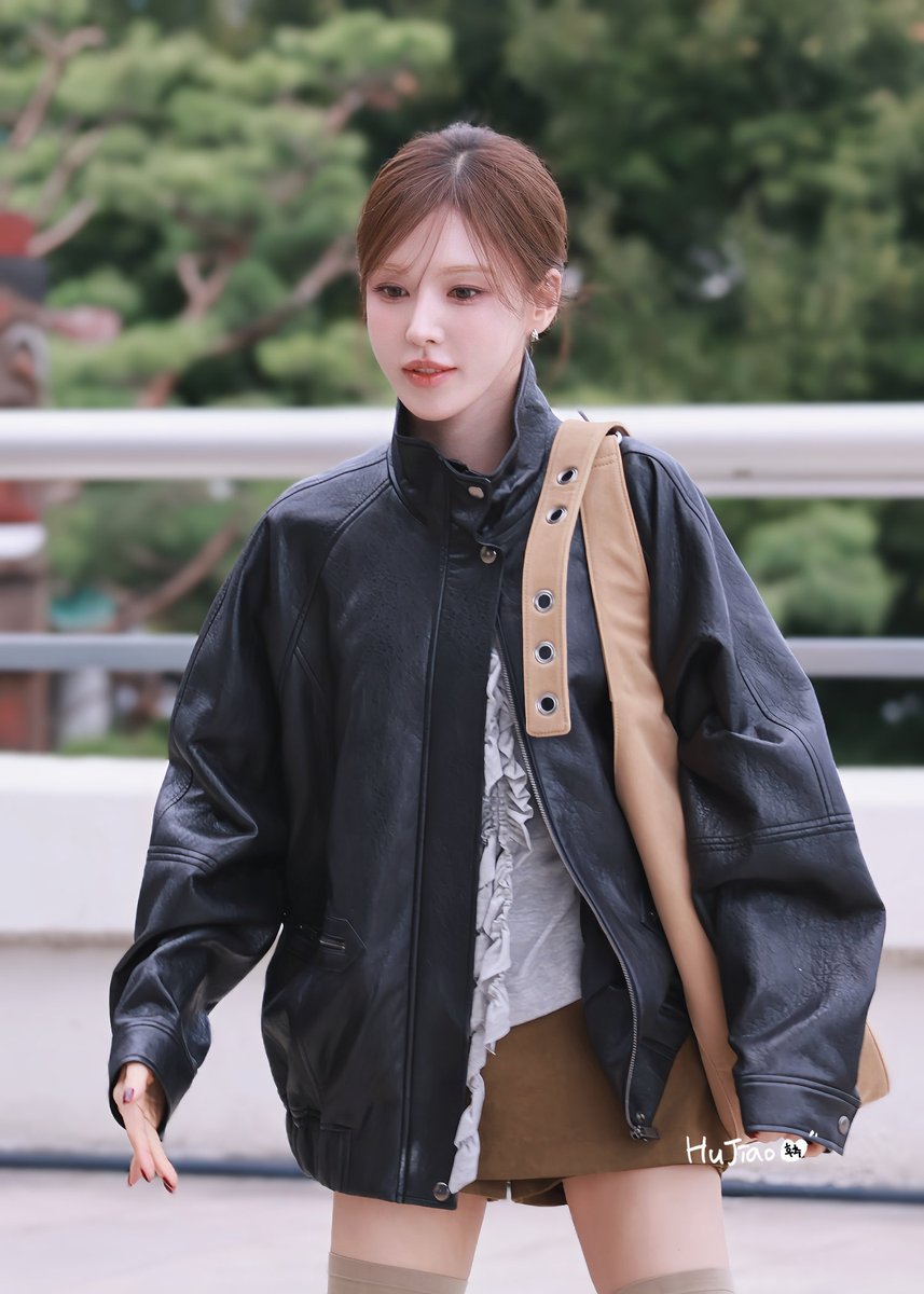HuJiao_1009's tweet photo. 260917 GMP ✈️ #WENDY #웬디  🍂🐺

孫承完下車真的很阿呆都要用跳的感覺🤣
然後就一個小朋友🥰🥰🥰 https://t.co/bQjhfP79ys