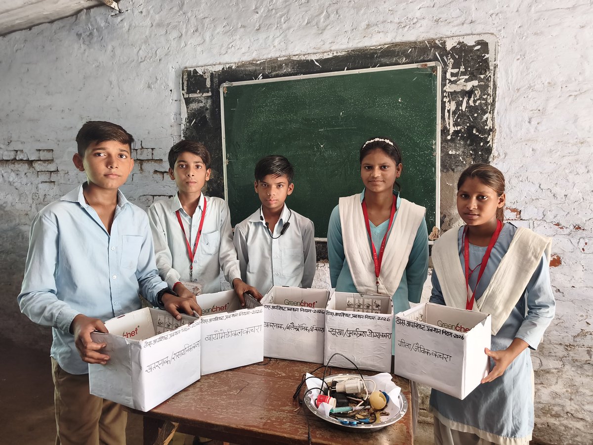 SVIC_Sahar's tweet photo. विद्यालय #svicsahar के कक्षा 7 के दीक्षा, पल्लवी, संदीप, उत्कर्ष और प्रिंस की टीम ने विभिन्न कक्षाओं में जाकर विद्यार्थियों को कचरा पृथक्करण के प्रति जागरूक किया। बताया कि कचरे को स्रोत पर ही अलग करने से पुनर्चक्रण को बढ़ावा मिलता है। #solidwaste #management #rules2026 @mygovup https://t.co/0Mcevq6CRy