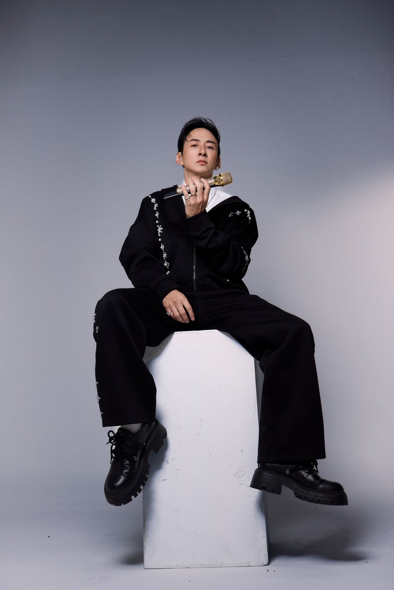 woopmag's tweet photo. ‘บี พีระพัฒน์’ จัดใหญ่คอนเสิร์ตเดี่ยวครั้งสำคัญ
"BE & BEYOND : BE PEERAPAT LIVE CONCERT"
ขนเพลงฮิตตลอด 20 ปี เรียบเรียงใหม่ คว้า ‘บอย โกสิยพงษ์-The TOYS-Hers’
ร่วมสร้างเคมีดนตรีสุดพิเศษ 14 พฤศจิกายน 2569 ณ BCC HALL เซ็นทรัล ลาดพร้าว
#BePeerapat
#BeBeyondConcert
#CIShowbiz
นับเป็นอีกหนึ่งข่าวใหญ่ของวงการเพลงไทย เมื่อศิลปินน้ำเสียงทรงพลังระดับแถวหน้า “บี-พีระพัฒน์ เถรว่อง” จับมือ CI Showbiz ผู้จัดแนวหน้าของเมืองไทย ประกาศจัดคอนเสิร์ตเดี่ยวครั้งสำคัญภายใต้ชื่อ "BE & BEYOND : BE PEERAPAT LIVE CONCERT" การกลับมาที่พร้อมจะพานักฟังเพลงย้อนเวลากลับไปสัมผัสเรื่องราวชีวิตผ่านบทเพลงฮิตตลอดเส้นทางสายดนตรีกว่าสองทศวรรษ ในวันเสาร์ที่ 14 พฤศจิกายน 2569 ณ BCC HALL เซ็นทรัล ลาดพร้าว
คอนเสิร์ต "BE & BEYOND : BE PEERAPAT LIVE CONCERT" มาพร้อมแนวคิด “Beyond Every Song, Beyond Every Memory.” ที่จะพาผู้ฟังเดินทางข้ามผ่าน 4 มิติทางดนตรี ได้แก่ Beyond Time บทเพลงที่ไม่เคยหยุดเดินตามกาลเวลา, Beyond Memory ความทรงจำที่กลับมามีชีวิตอีกครั้งผ่านเสียงดนตรี, Beyond Music ที่เป็นมากกว่าคอนเสิร์ตแต่คือการเดินทางผ่านเรื่องราวชีวิตตลอด 3 ชั่วโมงเต็ม และ Beyond Expectation ประสบการณ์ทางดนตรีที่เหนือกว่าทุกความคาดหมาย โดย บี พีระพัฒน์ เตรียมขนเพลงดังติดหูระดับตำนาน อาทิ ความจริงในใจ, วีนัส, พูดตรงๆ, รู้, ดินแดนแห่งความรัก และ Aroma นำมาตีความและเรียบเรียงดนตรีใหม่ เพื่อมอบประสบการณ์ที่ลึกซึ้ง อบอุ่น และงดงามกว่าที่เคย
ไฮไลต์สำคัญอยู่ที่การร่วมมือกับศิลปินต่างเจเนอเรชันที่จะมาร่วมสร้าง "ปฏิกิริยาเคมีทางดนตรี" บนเวทีเดียวกัน ได้แก่ บอย โกสิยพงษ์ (Beyond Time) นักแต่งเพลงระดับตำนานผู้ร่วมสร้างบทเพลงรักคุ้นหูที่จะถูกเล่าใหม่ผ่านมุมมองที่ละเมียดละไมยิ่งขึ้น, The TOYS (Beyond Generation) ศิลปินรุ่นใหม่มากฝีมือที่จะมาร่วมตีความดนตรีในมุมมองใหม่สุดสร้างสรรค์ และสามสาววง Hers (Beyond Harmony) ที่จะมาผสานเสียงร้องประสานสุดละมุน
สำหรับคอนเสิร์ต BE & BEYOND : BE PEERAPAT LIVE CONCERT กำหนดจัดขึ้นใน วันเสาร์ที่ 14 พฤศจิกายน 2569 ณ BCC HALL เซ็นทรัล ลาดพร้าว เปิดจำหน่ายบัตรพร้อมกันใน วันเสาร์ที่ 19 กันยายน 2569 ตั้งแต่เวลา 10.00 น. เป็นต้นไป ทาง Thaiticketmajor ทุกช่องทาง โดยบัตรแบ่งเป็นราคา 4,500 (B.I.P.), 3,900, 3,200, 2,800 และ 2,200 บาท พิเศษสุด ๆ สำหรับคนสำคัญของ บี พีระพัฒน์ !
B.I.P. บัตรราคา 4,500 บาท มอบประสบการณ์ใกล้ชิด “บี พีระพัฒน์” แบบเอ็กซ์คลูซีฟ พร้อมของที่ระลึก มีจำนวนจำกัดเท่านั้น!