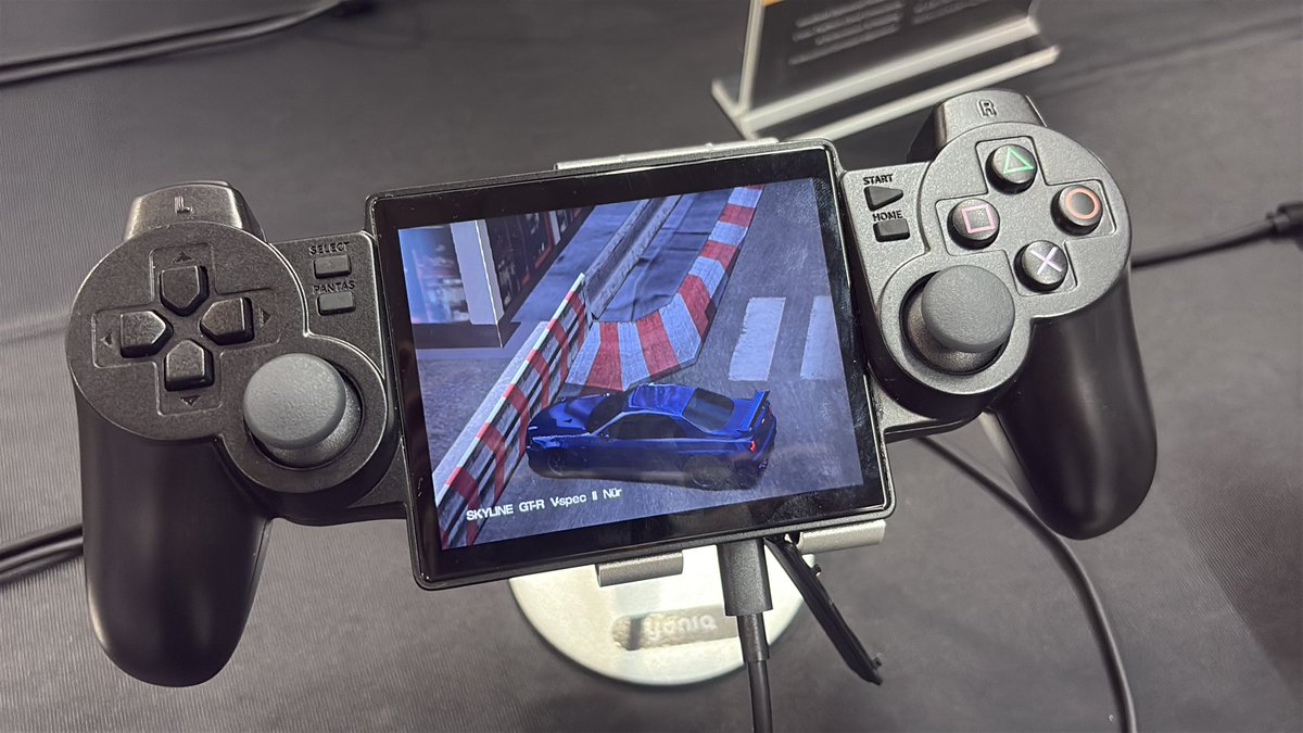 furogu_channel's tweet photo. デュアルショック2型ハンドヘルド。側面の意匠がPS2みたいなっていてこだわりが凄い #Yoniq #TGS2026 https://t.co/Hvip1XxhbZ