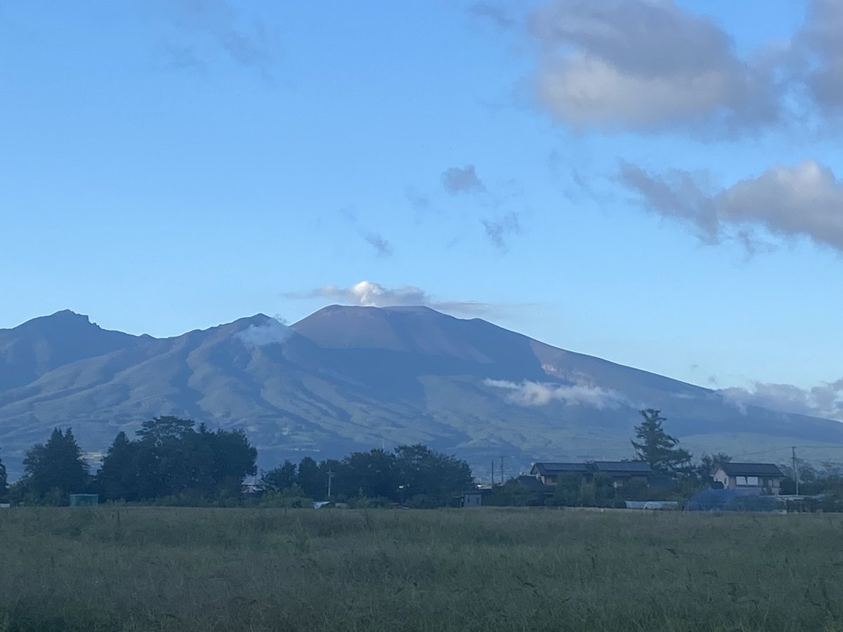 shimi_children's tweet photo. 今日の浅間山🌋 https://t.co/k5jVoa30wp